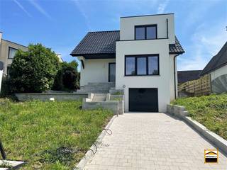 Volledig gerenoveerde woning met 3 slaapkamers en mooie tuin Deze mooie gezinswoning ligt langs de groene berm van de Vilsterbron endus op...