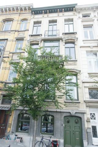 Top gelegen gelijkvloersappartement met 1 slaapkamer en tuin. Er is een leefruimte op parket. Aansluitend slaapkamer met daarachter de ingerichte keuken met toestellen. Badkamer met douche, enkele lavabo en voorziening wasmachine. Ruime tuin! 50 euro gemeenschappelijke kosten water inbegrepen.Vrij vanaf 1/7/26.