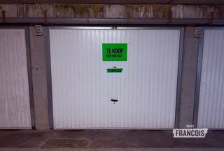 Een eigen parkeerplaats op een centrale locatie in Blankenberge is een comfortabele troef én een interessante investering. Deze garagebox bevindt zich op verdieping -1 van een verzorgd complex in de Weststraat, pal in het centrum en op een locatie waar private parkeergelegenheid bijzonder gegeerd is.<br /><br />Met een breedte van 2,81 m en een lengte van 6,09 m biedt de garage voldoende ruimte om een wagen comfortabel te parkeren. Daarnaast kan de box, afhankelijk van uw noden, ook dienstdoen als praktische extra bergruimte.<br /><br />De garage is uitgerust met een elektrische poort met afstandsbediening en binnenin beschikt de box over elektriciteit.<br /><br />Afmetingen: 2,81 m x 6,09 m<br /><br />