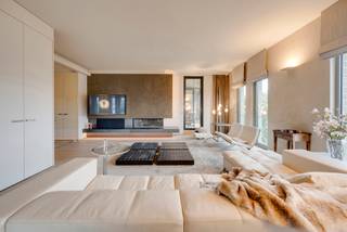 <p>Op een absolute toplocatie aan de Napoleonkaai bevindt zich dit uitzonderlijke appartement, gelegen in een prestigieus gebouw uit 2011. Met zijn royale volumes, hoogwaardige afwerking, meerdere terrassen en spectaculaire zichten op het MAS, het Willemdok en het Verbindingsdok biedt deze eigendom een unieke woonervaring in het hart van het Antwerpse Eilandje.</p>
<p>Bij het betreden van het appartement komt u binnen via een gepantserde veiligheidsdeur in een stijlvolle inkomhal. Via een grote glazen deur bereikt u de indrukwekkende leefruimte, waar licht, ruimte en comfort centraal staan. Dankzij een gevelbreedte van maar liefst 14 meter, plafondhoogtes van circa 3 meter en grote raampartijen geniet u hier van een uitzonderlijke natuurlijke lichtinval en een prachtig zicht op het water.</p>
<p>De leefruimte werd afgewerkt met een kwalitatieve parketvloer, maatwerkkasten, surround muziekinstallatie en een sfeervolle ingebouwde gashaard. Aansluitend bevindt zich hier een eerste terras van ca 8 m² dat tevens ook toegankelijk is vanuit de masterbedroom.</p>
<p>De luxueuze open keuken werd uitgerust met hoogwaardige Miele-toestellen en biedt alles wat de veeleisende hobbykok zich kan wensen. Zo beschikt de keuken over een wijnkoeler, koelkast, diepvriezer, inductiekookplaat, dubbele spoelbak, stoomoven, combi-oven, traditionele oven, warmhoudlade en ingebouwde koffiemachine. Aansluitend bevindt zich een praktische bijkeuken met extra bergruimte. Aansluitend bevindt zich een royaal terras van ca. 13 m², waar u volop kunt genieten van de avondzon en de unieke vergezichten over het MAS, het Verbindingsdok en het Willemdok.</p>
<p>Via de nachthal, voorzien van maatwerkkasten en een gastentoilet, bereikt u het slaapgedeelte. De royale master bedroom van ca. 23<strong> </strong>m² beschikt over een ruime ensuite dressing en een luxueuze badkamer. Deze badkamer is uitgerust met een vrijstaand designbad, een ruime inloopdouche, dubbele lavabo en toilet. Vanuit de badkamer en slaapkamer geniet u bovendien van een uniek zicht op het tweede terras.</p>
<p>Verder beschikt het appartement momenteel over een zeer ruime tweede kamer die vandaag is ingericht als combinatie van bureau en slaapkamer met aansluitende badkamer voorzien van douche, toilet en lavabo. Volgens het oorspronkelijke plan kan deze ruimte eenvoudig opnieuw worden opgesplitst in twee volwaardige slaapkamers. De kamers kijken uit op de rustige binnentuin van het gebouw en beschikken over een dressing.</p>
<p>Ook praktisch comfort werd niet vergeten. Het appartement beschikt over airco, vloerverwarming, plafondhoge blokdeuren, een afzonderlijke wasruimte met ingebouwde kasten en een privatieve kelderberging.</p>
<p>Er is een dubbele garagebox op niveau -3 aan te kopen voor €100.000, een bijzonder waardevolle troef op deze locatie.</p>
<p>Extra troeven:<br />✔ Panoramische zichten op MAS, Willemdok en Verbindingsdok<br />✔ Twee ruime terrassen met optimale oriëntatie<br />✔ Hoogwaardige Miele-keuken met volledig toestellenpakket<br />✔ Parketvloer, vloerverwarming en airconditioning<br />✔ Ingebouwde gashaard en maatwerkkasten<br />✔ Master suite met dressing en luxebadkamer<br />✔ Mogelijkheid tot 3 slaapkamers<br />✔ Dubbele garagebox (€100.000)<br />✔ Privatieve kelderberging</p>
<p>Een uitzonderlijk appartement voor wie op zoek is naar ruimte, luxe, comfort en unieke zichten op één van de meest gegeerde locaties van Antwerpen.</p>
<p>Voor meer informatie of een bezoek ter plaatse kan u contact opnemen met Vincent via 0475/21.00.86 vincent@reds.be</p>
