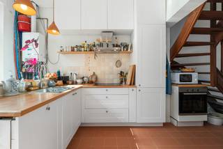 araktervolle woning in het centrum van Gent.
<p>Deze charmante gesloten bebouwing uit de periode 1875-1899 combineert authentieke elementen met hedendaags wooncomfort in een groene en centrale omgeving in Gent. De woning beschikt over drie slaapkamers, een aangename leefruimte en een praktische indeling die perfect aansluit bij gezinnen of wie extra ruimte zoekt. Dankzij het EPC-label B geniet u bovendien van een energiezuiniger wooncomfort. De ligging nabij het administratief centrum, winkels, openbaar vervoer en stadsvoorzieningen maakt deze woning extra aantrekkelijk.<br /> </p>
<p>Belangrijkste ruimtes:<br />• Lichtrijke living met aangename leefruimte<br />• Functionele keuken met praktische indeling<br />• Badkamer met douche, ligbad, dubbele wastafel en aansluiting voor wasmachine<br />• Drie volwaardige slaapkamers met diverse mogelijkheden<br />• Gezellige koer, ideaal om buiten te genieten</p>
<p>Troeven:<br />• Centrale ligging in Gent nabij winkels, openbaar vervoer en stadsvoorzieningen<br />• Authentieke woning met karaktervolle uitstraling<br />• Energiezuinig wonen dankzij EPC-label B</p>
<p> </p>
<p>Neem vandaag nog contact op met je ERA-makelaar voor een bezoek.</p>
<p>JOUW DROOMHUIS. ZO GEVONDEN!</p>