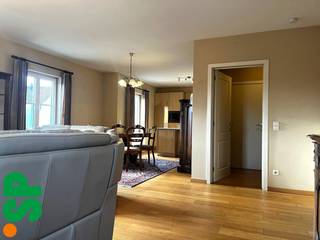 Het appartement heeft de volgende indeling: Men komt binnen via de inkomhal waarna men in de ruime en lichtrijke living komt (parket, 27m²)...