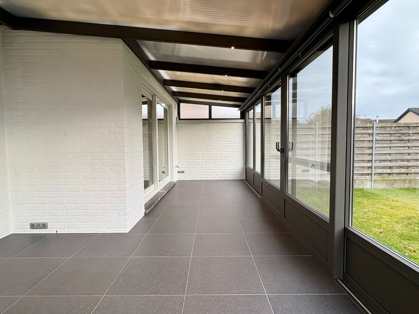 Recentbouw op uiterst rustige ligging met 3 slks, inpandige garage en grote oprit. - foto 4