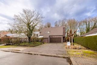 Open bebouwing met 4 slaapkamers, bureau, inpandige garage en tuin, gelegen in een doodlopende straat op een perceel omgeven door groen.Indeling GLV:...