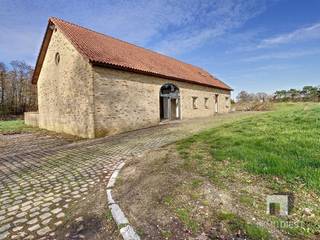 Te renoveren hoeve op een uitgestrekt perceel van 2 ha 82 ca, waarvan 1 ha 40 ca rond de hoeve en 1 ha 42 ca aan de overkant. Deze ruime en...