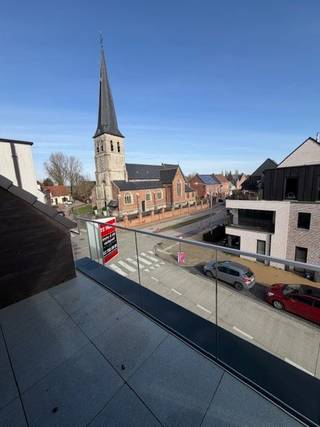 In het gezellige Elversele bieden wij u dit recent duplex appartement aan.Gelegen op de 2e verdieping met inkomhal, apart toilet met lavabo, ruime...