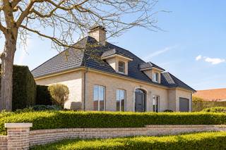 Deze karaktervolle villa in de Vlaamse Ardennen te Brakel straalt stijl en kwaliteit uit, op veel vlakken. <br />En bijkomende troef: de woning zal verkocht worden met een nieuw en asbestvrij dak. Op de foto's is het oude dak nog zichtbaar.<br /><br />De ruime inkomhal (met toilet), geeft toegang tot o.a. het bureel en de leefruimte. Deze open leefruimte (met stalen deuren) baadt in het licht dankzij de grote raampartijen welke een aangenaam contact creëren tot de aangelegde terrassen en zuidwest gerichte tuin. De open leefkeuken is voorzien van alle comfort (toestellen o.a. Siemens, Miele) en geeft u ook toegang tot de terrassen en tuin. Via de bijkeuken komt u in de garage.<br />Het bureel op het gelijkvloers biedt niet enkel een opportuniteit voor wie een afzonderlijke praktijk/werkruimte wenst. Maar ook voor wie op het gelijkvloers een extra slaapkamer zou wensen (+ bijkomende badkamer?). Hierdoor kan alle wooncomfort op het gelijkvloers gecreëerd worden.<br />Op de 1e verdieping: de nachthal (+afz. toilet), drie 2 persoons-slaapkamers, dressing, en badkamer. Ook hier werd alles met oog voor detail en hoogstaande kwaliteit afgewerkt o.a. <br />Bijkomende troeven: <br />- volledig instapklaar, perfect onderhouden <br />- aangelegde tuin met de nodige privacy <br />- elektriciteit conform<br />- geen overstromingsgevoelig gebied <br />- deels onderkelderd <br />Interesse ? <br />Klink dan op de button " infoaanvraag/afspraak" op deze pagina. Verkoop: Pieter Cardoen 0475 36 12 52, pieter@cornelis-goeman.be
