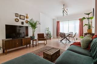 <div><div> <p>Instapklaar gelijkvloers appartement met ruime tuin.</p><p>Dit volledig gerenoveerde gelijkvloers appartement combineert moderne afwerking met praktische functionaliteit en is volledig instapklaar. Het appartement van 70 m² straalt een verzorgde en lichte sfeer uit, ideaal voor wie een eigendom zoekt zonder extra werk. Het appartement beschikt over een volledig ingerichte keuken met koelkast, diepvries, oven, microgolfoven, keramische kookplaat, dampkap en dubbele wastafel. Aansluitend is er een praktische wasplaats met aansluitingen voor was- en droogmachine. De badkamer is modern afgewerkt en voorzien van een inloopdouche, toilet en wastafelmeubel. Een van de grote troeven is de west-gerichte tuin van 100 m², perfect om te genieten van zon en rust. Verder zijn er twee private kelderbergingen, de elektrische installatie is volledig goedgekeurd en alle meters zijn afzonderlijk. Er is geen syndicus en dus geen algemene onkosten.</p></div> </div>