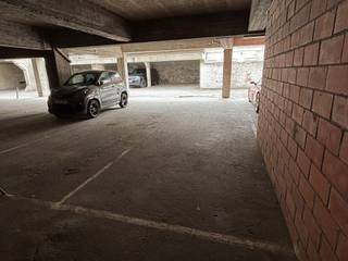 Bent u op zoek naar een veilige en vlot bereikbare parkeerplaats in Oostende? Dan is deze autostaanplaats in de Slachtersstraat precies wat u zoekt.<br /><br />De staanplaats bevindt zich in een verzorgde residentie en biedt een praktische oplossing voor wie de dagelijkse zoektocht naar een parkeerplaats wil vermijden. Dankzij de centrale ligging bevindt u zich op wandelafstand van winkels, horeca, de jachthaven, het strand en het station.<br /><br />Deze autostaanplaats is niet alleen ideaal voor eigen gebruik, maar vormt eveneens een interessante investering met verhuurpotentieel.<br /><br />
