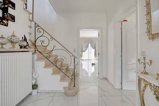 <p>Bent u op zoek naar een uitzonderlijk ruime woning met tal van mogelijkheden? Dan is deze verzorgde gezinswoning in het rustige Oordegem absoluut een bezoek waard.</p>
<p>Deze woning biedt maar liefst meer dan 380 m² bewoonbare oppervlakte en combineert royale leefruimtes met een praktische indeling. Op het gelijkvloers geniet u van een lichtrijke leefruimte, een volledig geïnstalleerde keuken, badkamer en diverse multifunctionele ruimtes. Op de verdieping bevinden zich vier volwaardige slaapkamers, ideaal voor grotere gezinnen of wie extra ruimte wenst voor een bureau, hobbykamer of dressing.</p>
<p>Een absolute troef is de volledige onderkeldering van maar liefst 137 m². Deze ruimte biedt ongeziene mogelijkheden als opslagruimte, werkplaats, hobbyruimte.</p>
<p>Ook buiten beschikt de woning over voldoende parkeergelegenheid met een inpandige garage voor twee wagens en bijkomende parkeerplaatsen op eigen terrein. Het perceel van ruim 500 m² geniet bovendien van een aangename zuidoostelijke oriëntatie.</p>
<p>Gelegen in een rustige en residentiële buurt, nabij belangrijke invalswegen en voorzieningen, combineert deze eigendom ruimte, comfort en een uitstekende bereikbaarheid.</p>
<h3>Troeven:</h3>
<p>- 4 volwaardige slaapkamers<br />- Volledig onderkelderd (137 m²)<br />- Inpandige garage voor 2 wagens<br />- Extra parkeerplaatsen op eigen terrein<br />- Zonnepanelen aanwezig<br />- Conforme elektrische installatie<br />- Hoogrendementsbeglazing en PVC-ramen<br />- Rustige ligging nabij verbindingswegen</p>
<p>Voor info of een bezoek op de bezoekdag 13/6:<br />https://albert.immo/listing/dwelling-for-sale-9340-lede-7715176<br /><br /></p>