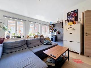 Dit charmante appartement ligt in het hart van Brugge en biedt een perfecte mix van comfort en stedelijke levensstijl.  De ligging nabij lokale voorzieningen en het historische centrum maakt het een ideale plek om te wonen.<br /><br />Het appartement beschikt over twee gezellige slaapkamers. De badkamer is modern ingericht en biedt alle comfort die je van een hedendaagse woning mag verwachten. Dankzij de doordachte indeling is er een aangename doorstroming tussen de verschillende ruimtes, wat bijdraagt aan een huiselijke sfeer.<br />Bij het appartement hoort alsook een privatieve berging. <br /><br />Naast de praktische eigenschappen is het appartement ook uitstekend onderhouden en klaar om onmiddellijk betrokken te worden. Als u op zoek bent naar een comfortabele thuisbasis in Brugge, dit pand combineert functionaliteit met charme op een toplocatie. Een unieke kans om te genieten van het beste wat Brugge te bieden heeft.<br /><br />Geen lift aanwezig.<br /><br />€30 forfait A.O. 