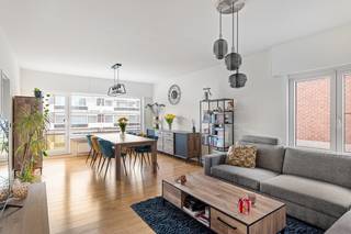 Op een rustige en gegeerde locatie in Schoten, bevindt zich dit verzorgde en lichtrijke appartement op de derde verdieping van een kleinschalig appartementsgebouw.<br /><br />Via de inkomhal betreedt u het appartement. De ruime leefruimte geniet van grote raampartijen die zorgen voor veel natuurlijk licht en een open gevoel. Aansluitend bevindt zich de eethoek, met zicht op de omgeving en directe toegang tot het terras.<br />De keuken is praktisch ingericht en voorzien van een 4-pits gasvuur, dampkap, oven, vaatwasser, dubbele spoelbak en koelkast. Ze biedt voldoende werk- en opbergruimte en sluit functioneel aan bij de leefruimte.<br /><br />Het appartement beschikt over drie slaapkamers. Eén van de slaapkamers heeft rechtstreekse toegang tot het terras, wat zorgt voor een extra gevoel van ruimte en comfort. De badkamer is uitgerust met een ligbad, douche en lavabomeubel. Daarnaast is er een aparte berging, ideaal voor extra opslag.<br /><br />Extra troeven zijn de inpandige garagebox met automatische kantelpoort op het gelijkvloers verplicht mee aan te kopen voor €27.500, evenals een kelderruimte voor bijkomende opslag.<br /><br />Troeven:<br />+ Rustige ligging<br />+ 3 slaapkamers<br />+ Gunstige EPC B<br />+ Elektriciteit conform<br />+ Lift<br />+ Terras<br />+ Inpandige garage (+€27.500)<br /><br />Interesse in dit appartement? Contacteer ons via 03 337 50 70 of op info@vbvastgoed.be.