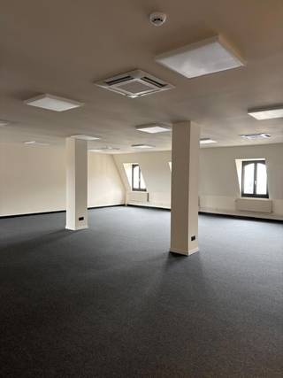 Praktische kantoorruimte te huur gelegen in een presigieus gebouw tussen Centraal Station en Europese Wijk. De ruimte kan nog volledig ingericht worden naar wens. Zeer veel lichtinval. Het pand is zeer makkelijk bereikbaar met het openbaar vervoer en de wagen. Een ideale opportuniteit voor bedrijven op zoek naar comfortabele kantoren aan interessante voorwaarden.<br /><br />Oppervlakte: 388 m².<br />Opslagruimte beschikbaar.<br />Excl. kosten en belastingen.