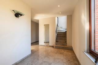 <strong>Huurprijs: 1.350 EUR per maand<br />Kosten plaatsbeschrijving zijn 50/50 te betalen door huurder en verhuurder<br />Huurwaarborg = 3 maanden huur<br />Beschikbaar: In onderling overleg<br /><br /></strong><strong>BEZOEK AANVRAGEN EN KANDIDAAT STELLEN VIA ONZE WEBSITE: www.deboerenpartners.be</strong><br />Indien u een bezoek wenst aan te vragen aan dit eigendom te huur, dan kan dit enkel via het aanvraagformulier op onze website. U zoekt het betreffende eigendom onder ons 'aanbod te huur', en klikt daarna bovenaan op 'bezoek inplannen'.<br />Daarna doorloopt u alle stappen en vult u de gevraagde gegevens in. Wij behandelen uw aanvraag binnen de 2 werkdagen en contacteren u daarna. Omwille van het grote aantal aanvragen, worden verzoeken via Immoweb, Immoscoop of Spotto niet behandeld.<br /><br /><span>Beschrijving van de woning:<br /></span>U komt binnen via de inkomhal met gastentoilet en badkamer, uitgerust met een dubbele spoelbak, douche-badcombinatie en aansluiting voor een wasmachine en droogkast. Via de glazen deur betreedt u de gezellige leefruimte met houtkachel. Dankzij de vele raampartijen geniet de woning van een aangename hoeveelheid natuurlijk licht. Bovendien zijn de ramen voorzien van rolluiken.<br /><br />De keuken is volledig geïnstalleerd en voorzien van alle nodige toestellen, waaronder een inductiekookplaat, dampkap, vaatwasser, ingebouwde oven, magnetron en koelkast.<br /><br />Op het gelijkvloers bevindt zich eveneens een aparte kamer, ideaal als slaapkamer, bureauruimte of hobbykamer.<br />Verder beschikt de gelijkvloerse verdieping over een veranda met praktische opbergkasten en een aparte berging met de technische installatie. De volledige benedenverdieping wordt verwarmd via vloerverwarming.<br /><br />Op de eerste verdieping bevinden zich een tweede toilet en de overige drie slaapkamers, waarvan meerdere voorzien zijn van ingebouwde kasten.<br /><br />Buiten geniet u van een opnieuw aangelegde tuin en een ruime vrijstaande garage, ideaal voor het parkeren van een wagen of als extra opslagruimte.<br /><br />Bijzonderheden:<br /><span>- Gunstige ligging nabij winkels, scholen en openbaar vervoer<br /></span><span>- Vrijstaande woning met veel ruimte en natuurlijke lichtinval<br /></span><span>- Opnieuw aangelegde tuin<br /></span><span>- Ruime vrijstaande garage<br /></span><span>- Vloerverwarming op het gelijkvloers</span>