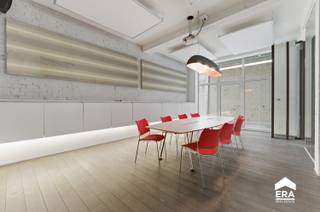 <p>Te koop: uitzonderlijk multifunctioneel pand van ca. 266 m² in het centrum van Roeselare, op een commerciële topligging vlakbij het station, met mogelijkheid tot combinatie van wonen en werken.</p>

<p>De VME gaf reeds akkoord om het pand residentieel te betrekken. De functiewijziging naar loft/appartement blijft wel onder voorbehoud van goedkeuring door Stad Roeselare.</p>

<p>Dankzij de royale oppervlakte biedt dit pand een unieke opportuniteit om een stijlvolle gelijkvloerse loft te combineren met kantoor, praktijkruimte of handelsactiviteit. Ideaal voor zelfstandigen, vrije beroepen of ondernemers die wonen en werken op één locatie wensen te verenigen.</p>

<p>De huidige indeling met afzonderlijke ruimtes, open burelen en vergaderzaal leent zich perfect voor een flexibele inrichting op maat van wonen én professionele activiteit.</p>

<p>Het pand beschikt over comfortabele vloerverwarming en airconditioning, wat zorgt voor een aangenaam en energiezuinig binnenklimaat, zowel privé als professioneel.</p>

<p>Daarnaast geniet u van een privatieve inkom, een aangenaam terras van ca. 40 m² en twee privatieve staanplaatsen én een garagebox.</p>

<p>Een zeldzame opportuniteit voor wie ruimte, bereikbaarheid, comfort en multifunctionaliteit wil combineren op een centrale locatie in Roeselare.<br /><br />Contacteer vandaag nog uw ERA-makelaar om de mogelijkheden ter plekke te ontdekken!</p>