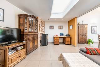 <p>Charmante woning met mooie tuin, garage en uitstekende ligging in Temse.</p>
<p>Deze woning in de Sint-Jorisstraat combineert comfort, ruimte en een centrale ligging. Dankzij het gunstige <strong>EPC-label C</strong> geniet je van een energiezuinige basis die je verder kan afwerken naar eigen smaak. De lichtrijke leefruimtes, praktische indeling en ruime zolder maken deze woning ideaal voor gezinnen of koppels die op zoek zijn naar extra woonruimte. Bovendien bevinden het station, openbaar vervoer, winkels, scholen en het ziekenhuis zich op korte afstand.</p>
<p><strong>Indeling:</strong></p>
<ul><li>Inkomhal van 17 m² met toegang tot de leefruimtes</li><li>Lichtrijke living van 22 m²</li><li>Eetkamer van 20 m² aansluitend op de keuken</li><li>Volledig ingebouwde keuken van 10 m²</li><li>Badkamer van 6 m² met douche en wastafel</li><li>Drie slaapkamers van 6 m², 15 m² en 16 m²</li><li>Garage van 22 m² met automatische poort en extra bergruimte</li><li>Ruime zolder van 40 m² bereikbaar via een vaste trap, met tal van uitbreidingsmogelijkheden</li><li>Mooie, aangename tuin waar je in alle rust van het buitenleven kan genieten</li></ul>
<p><strong>Troeven:</strong></p>
<ul><li>Energiezuinige woning met <strong>EPC-label C</strong></li><li>Ruime zolder met uitbreidingspotentieel</li><li>Garage met automatische poort</li><li>Aangename tuin</li><li>Mogelijkheid om verder af te werken naar eigen smaak</li><li>Centrale ligging nabij station, openbaar vervoer, winkels, scholen en het ziekenhuis</li></ul>
<p>Een woning met veel potentieel, ruime leefoppervlakken en een mooie buitenruimte, gelegen op een uitstekende locatie in Temse.</p>