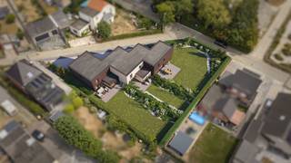 <p><strong>3 energiezuinige nieuwbouwwoningen op rustige locatie in Lier/Koningshooikt</strong></p>
<p>Ontdek dit <strong>kleinschalige nieuwbouwproject van 3 woningen</strong>, rustig en landelijk gelegen in een <strong>doodlopende straat</strong> in de Beekstraat te Lier/Koningshooikt.</p>
<p>De woningen worden nog gebouwd, waardoor u als koper vandaag nog de mogelijkheid heeft om <strong>uw toekomstige woning volledig naar eigen smaak af te werken</strong>. Materialen, kleuren en stijl kunnen nog zelf gekozen worden en ook aanpassingen aan de indeling of oppervlakte zijn nog bespreekbaar.</p>
<p><strong>LIGGING<br /></strong>De woningen bevinden zich op een <strong>rustige en groene locatie</strong>, op korte afstand van de dorpskern van Koningshooikt met winkels, scholen en openbaar vervoer.</p>
<p>Dankzij de centrale ligging zijn onder meer <strong>Lier, Berlaar, Putte en Sint-Katelijne-Waver</strong> vlot bereikbaar. Ook de R16 en E313 bevinden zich op korte afstand.</p>
<p>Een bijkomende troef is het <strong>toekomstige park van ruim 1,1 hectare op wandelafstand</strong>. Dit nieuwe groene hart van Koningshooikt, bereikbaar via de Beekstraat, zal ruimte bieden voor natuur, water en recreatie en sluit aan op de bestaande speeltuin aan de Herenboslaan.</p>
<p>Zo geniet u van <strong>rust en groen</strong>, zonder in te boeten aan bereikbaarheid en dagelijkse voorzieningen.</p>
<p><strong>HET PROJECT</strong></p>
<ul>
<li><strong>Lot 1:</strong> halfopen bebouwing op een perceel van 497 m²</li>
<li><strong>Lot 2:</strong> gesloten bebouwing op een perceel van 297 m²</li>
<li><strong>Lot 3:</strong> halfopen bebouwing op een perceel van 572 m²</li>
</ul>
<p><strong>TECHNISCHE KENMERKEN</strong></p>
<ul>
<li>Energiezuinige <strong>BEN-woningen</strong></li>
<li>Aluminium raamprofielen</li>
<li><strong>Vloerverwarming én vloerkoeling</strong> over de volledige woning, zowel op het gelijkvloers als de verdieping</li>
<li>Energiezuinige <strong>lucht-waterwarmtepomp</strong></li>
<li><strong>Ventilatie D</strong></li>
<li>Zonnepanelen</li>
<li>Hedendaagse technieken met focus op energiezuinig en comfortabel wonen</li>
</ul>
<p><strong>AFWERKING VOLLEDIG NAAR UW SMAAK<br /></strong>Een belangrijke troef van dit project is de <strong>vrijheid in afwerking</strong>.</p>
<p>Voor de vermelde prijs worden de woningen <strong>volledig sleutel-op-de-deur afgewerkt</strong>. Omdat de woningen nog gebouwd moeten worden, kunt u als koper zelf uw materialen, kleuren en interieurstijl kiezen. Zo creëert u een woning die aansluit bij <strong>uw persoonlijke smaak en woonwensen.</strong></p>
<p>Ook wijzigingen aan de <strong>indeling of oppervlakte van de woning</strong> zijn nog bespreekbaar.</p>
<p><strong>PRIJS<br /></strong>De vermelde totaalprijs omvat zowel de <strong>bouwgrond als de volledig afgewerkte woning</strong>, exclusief aankoopkosten en belastingen.<br />De aankoop wordt opgesplitst in:</p>
<ul>
<li>de <strong>bouwgrond vanaf 145.000 euro</strong>, onderworpen aan <strong>12% registratierechten</strong></li>
<li>de <strong>nieuwbouwwoning</strong>, onderworpen aan <strong>21% btw</strong></li>
</ul>
<p><strong>LOKALE EN ERVAREN BOUWPARTNER<br /></strong>De woningen worden gerealiseerd door <strong>Kets Woningbouw</strong>, een solide lokale bouwfirma. Hierdoor wordt gekozen voor een persoonlijke aanpak, kwalitatieve uitvoering en begeleiding gedurende het volledige bouwproces.</p>
<p><strong>Interesse in één van deze woningen? Contacteer ons voor de plannen, het inplantingsplan, de gedetailleerde prijsopbouw en verdere informatie over de afwerkingsmogelijkheden.</strong></p>