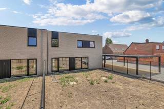 <p>Bent u op zoek naar een moderne, comfortabele én energiezuinige woning in een rustige, landelijke omgeving?</p><p>Ontdek dit nieuwe woonproject in Vinkt, charmante deelgemeente van Deinze, op de hoek van de Deinzestraat en Staggestraat.</p><p> </p><p>Dit kleinschalige project omvat 11 nieuwbouwwoningen: 8 halfopen en 3 gesloten bebouwingen. </p><p>De hedendaagse architectuur sluit harmonieus aan bij het groene, landelijke karakter van de omgeving.</p><p> </p><p>Indeling en kenmerken: lichtrijke leefruimte met volledig uitgeruste open keuken, praktische berging en gastentoilet op het gelijkvloers. Op de verdieping bevinden zich 3 slaapkamers en een badkamer met toilet. </p><p>Elke woning beschikt over een privatieve, volledig afgesloten tuin met duurzame tuinafsluiting, 4 zonnepanelen, een regenwaterput van 10.000 liter en een bijhorende carport (inbegrepen in de prijs).</p><p> </p><p>Extra troeven: mogelijkheid tot 6% btw (onder voorwaarden), wachtleiding met trekkabel voor een toekomstige laadpaal, en openbare parkeerplaatsen binnen het project voor bezoekers of extra wagens.</p><p> </p><p>Ideaal voor gezinnen én interessant als opbrengsteigendom.</p><p> </p><p>Praktisch: start werken juli 2025, voorlopige oplevering december 2026. Vlotte bereikbaarheid naar Deinze, Gent en E17/E40; scholen, winkels en recreatie op korte afstand.</p><p> </p><p>Laatste lot beschikbaar!</p>