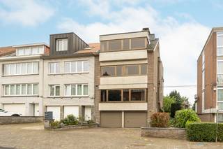 <p>Solide opbrengstgebouw met een architecturale meerwaarde, gelegen in centrum van Strombeek-Bever. Het gebouw is vergund als 2 eenheden en is ingedeeld als volgt: een duplexappartement (135m²) met 4 slaapkamers, een badkamer, een ingerichte keuken, woon- en eetkamer met rechtstreekse toegang tot het terras en de tuin. Het appartement (101m²) op de 2e verdieping bestaat uit een ingerichte keuken, een woon- en eetkamer met toegang tot het terras, 2 slaapkamers en een ruime badkamer. Op straatniveau zijn er nog 2 aparte garageboxen, telkens met een bijhorende kelder met de aansluiting voor een wasmachine. Het gebouw beschikt over aparte tellers voor gas en elektriciteit + tussentellers voor het water en is overal voorzien van aluminium ramen met dubbele beglazing. EPC: D (duplex) en B (appartement 2e). Ideaal om één groot appartement zelf te gebruiken en het tweede appartement te verhuren als belegging! Mogelijke huurinkomsten na vernieuwingswerken: 2900 EUR/mnd (1600 EUR + 1300 EUR).</p>