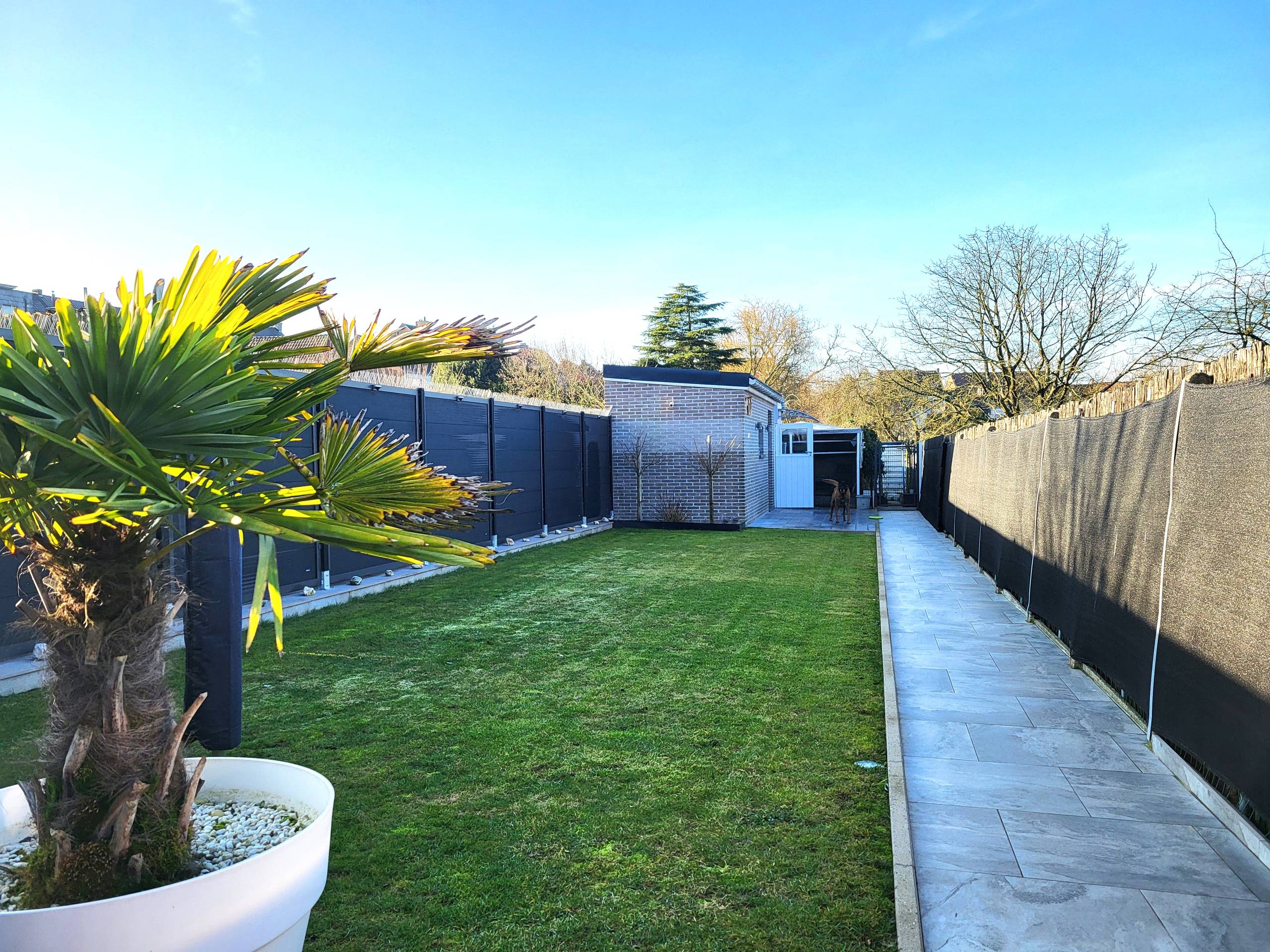 Deze charmante en verrassend ruime woning combineert karakter met hedendaags comfort en is gelegen op een perceel van 341 m² met een zuidwestgericht terras. - foto 2