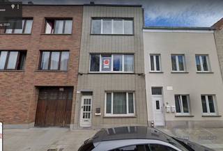 Dit duplex appartement ligt op de tweede verdieping van een kleine residentie in het Westerkwartier van Oostende. Indeling is als volgt : woonkamer, keuken en badkamer op het onderste niveau, twee slaapkamers op het bovenste niveau. Momenteel verhuurd aan een stabiele huurder. Ideaal als investering of voor eigen bewoning. Voor alle info en bezoek bel Nikolaas op 0496 68 84 67 of via info@ensor.immo