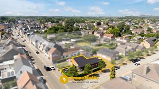 <p>I<strong>Ruime gezinswoning met garage, tuin en veranda op een centrale ligging in Wachtebeke.</strong><br /><br />Bent u op zoek naar een instapklare gezinswoning met veel ruimte en een uitstekende ligging? Dan is deze verzorgde woning in Wachtebeke zeker een bezoek waard.<br />De woning is gelegen op een <strong>perceel van 387 m²</strong> en biedt een <strong>bewoonbare oppervlakte van 163 m²</strong>. <br />Op de verdieping bevinden zich <strong>drie volwaardige slaapkamers en een praktische dressing.</strong> De lichtrijke veranda vormt een aangename uitbreiding van de leefruimte en biedt een mooi zicht op de gezellige tuin. Ook het terras nodigt uit om in alle rust te genieten van zonnige dagen.<br />Verder beschikt de woning over een <strong>garage, airconditioning en een EPC-label C</strong>, waardoor er geen renovatieverplichting van toepassing is.<br />De <strong>centrale ligging</strong> is een absolute troef. Winkels, scholen, openbaar vervoer en andere dagelijkse voorzieningen bevinden zich op korte afstand, terwijl u toch geniet van een rustige woonomgeving.<br /><br /><strong>Troeven op een rij:</strong><br />Perceel van 387 m²<br />163 m² bewoonbare oppervlakte<br />3 ruime slaapkamers<br />Praktische dressing<br />Lichtrijke veranda<br />Gezellige tuin met terras<br />Garage<br />Airconditioning<br />EPC C<br />Centrale ligging <br /><br />Een ideale woning voor wie op zoek is naar ruimte, comfort en een gunstige ligging. Plan vandaag nog uw bezoek en ontdek zelf alle mogelijkheden die deze woning te bieden heeft.<br /><br />Interesse? Wij organiseren een bezoekdag op 06/08/2026 van 17h-19h.<br /><br />Bel 0492 97 47 00 of mail nathalie@immomamo.be.<br /><strong>Let op: op voorhand verwittigen is verplicht.</strong></p>