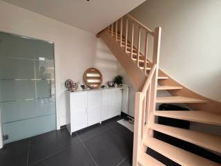 <span>Goed gelegen, ruime en recente BEN-woning te huur in Lovenjoel! <br />Vlakbij openbaar vervoer naar Leuven, E-40 en supermarkt.<br />Op gelijkvloers bevinden zich een inkom, apart toilet, lichtrijke woonkamer met eetplaats, een open keuken (volledig geïnstalleerd), berging/wasplaats, garage met automatische poort. <br />Via het schuifraam is er toegang naar het terras en prachtig aangelde tuin met tuinhuis. </span><span><br />Deze woning heeft op de eerste verdieping 4 slaapkamers (met parket) en een badkamer met een ligbad en een badkamer met een inloopdouche.<br />Via een vaste trap kom je op de zolderverdieping: hier is één grote slaapkamer of hobbyruimte en een technische ruimte.<br /></span>Extra pluspunten: deze woning is voorzien van zonnepanelen.<br /><strong>Kosten: 200€/maand</strong> (onderhoud cv-ketel, onderhoud waterverzachter, onderhoud waterfilter, onderhoud ventilatiesysteem, 2x/jaar ouderhoud tuin)<br />Ben jij een pietje precies en heel netjes? kom dan zeker kijken naar deze woning! Geen cohousing. <br />Interesse? bezoekdag: <strong>zaterdag 22/8 vanaf 11u</strong>, na afspraak en inschrijving via admin@immodrome.be of 016/23.47.23