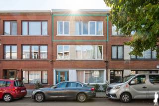 <p><strong><span>Instapklaar appartement met twee slaapkamers </span></strong></p>
<p><span>Dit instapklare appartement van ca. 80 m² bevindt zich op de tweede verdieping in de Jules Steursstraat 46 te Deurne. Het beschikt over twee slaapkamers en een kelderberging. Het appartement is momenteel verhuurd.</span></p>
<p><strong><span>Indeling</span></strong></p>
<ul>
<li><span>Inkomhal</span></li>
<li><span>Woonkamer met eetgedeelte</span></li>
<li><span>Keuken</span></li>
<li><span>Wasruimte</span></li>
<li><span>Badkamer met ligbad en lavabo</span></li>
<li><span>Toilet</span></li>
<li><span>Slaapkamer 1</span></li>
<li><span>Slaapkamer 2</span></li>
</ul>
<br />
<p><strong><span>Bijzonderheden</span></strong></p>
<ul>
<li><span>EPC B</span></li>
<li><span>Mobiscore 8,9/10</span></li>
<li><span>Kelderberging</span></li>
<li><span>Instapklaar</span></li>
<li><span>Terrasje aanwezig</span></li>
<li><span>Momenteel verhuurd</span></li>
</ul>