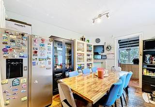 <p>We Invest heeft het genoegen u deze prachtige duplex voor te stellen, gelegen op de bovenste verdieping van een kleine mede-eigendom zonder lasten. Het gebouw geniet van een strategische ligging, in een rustige straat in het hart van Schaarbeek.<span></span></p>
<p>Op de 2de verdieping is het appartement als volgt ingedeeld: woonkamer, ouderlijke slaapkamer, dressing, eetkamer, kitchenette en doucheruimte.</p>
<p>Op de bovenverdieping vindt u drie slaapkamers, waarvan één met een kleine mezzanine. Mogelijkheid tot 4 slaapkamers of een mooie leefruimte en 3 slaapkamers op de verdieping.</p>
<p>Houd er rekening mee dat de woning enige opfrissingswerken en een herindeling van de ruimtes vereist. Elektriciteit dient in overeenstemming te worden gebracht.</p>
<p>EPB > G - CO2: 171 kg/(m².jaar) - 854 [kWhEP/(m².jaar)].</p>
<p>Desondanks blijft het potentieel enorm, zowel voor eigen bewoning als voor een investeringsproject.</p>
<p>Inlichtingen en bezoeken: maxime.l@weinvest.be | 02 315 77 22.</p>
<br />Elektrische installatie niet conform.<br /><br />Een opportuniteit die u snel moet ontdekken!