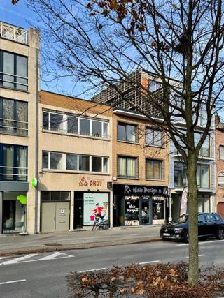 Renovatieproject of vergunde nieuwbouw over de Kroon, uitzicht over kerkplein(parking), bij het park. Ideale ligging over open ruimte met DE...