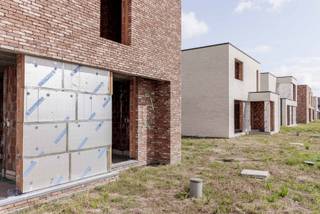 Danneels bouwt deze stijlvolle open bebouwing op het lot 1 in een familievriendelijke nieuwe buurt tussen de dorpskern van Sint-Lenaarts en Brecht centrum. Dit perceel van 433 m² is rustig gelegen, achteraan de verkeersluwe buurt.<br /><br />Deze vrijstaande woning in moderne bouwstijl heeft een slimme indeling. Met o.m. een lichtrijke open ingedeelde leefruimte, een volledig ingerichte keuken en badkamer, 4 slaapkamers, oprit met carport én een omheinde tuin. <br /><br />De woning wordt heel energiezuinig en is uitgerust met een geothermische warmtepomp, vloerverwarming, zonnepanelen en een ventilatiesysteem met warmterecuperatie.<br /><br /><span>We werken jouw nieuwe thuis sleutel-op-de-deur voor je af. Jij kiest jouw keuken- en badkamerinrichting, de vloer- en wandtegels uit bij onze projectpartners. Onze klantenbegeleider staat voor je klaar tijdens het hele realisatietraject.  </span>