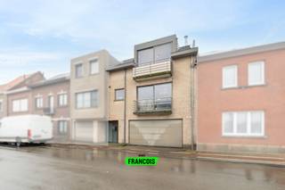 Bent u op zoek naar een interessante investering te koop in Dilbeek? Deze verzorgde opbrengsteigendom combineert een sterke huurwaarde met een uitstekende ligging. Het gebouw uit 2006 is gelegen in een aangename buurt in Dilbeek en omvat drie volwaardige eenheden met buitenruimte.<br /><br />Op het gelijkvloers bevindt zich een ruimte van ca. 63 m², vergund als kantoor maar ingericht en steeds verhuurd als een éénslaapkamerappartement met ruim terras en koer. Deze unit heeft een geschatte huurwaarde van €780 per maand. <br /><br />Op de eerste verdieping vindt u een appartement van ca. 73 m² met twee slaapkamers, terras en balkon, verhuurd aan €1.032 per maand. <br /><br />De tweede verdieping omvat een appartement van ca. 82 m² met twee slaapkamers en balkon, verhuurd aan €1.023 per maand. <br /><br />De totale huurwaarde bedraagt ongeveer €2.830 per maand, wat dit pand in Dilbeek bijzonder interessant maakt.<br /><br />De ligging in Dilbeek biedt een ideale mix van rust en bereikbaarheid, met winkels, openbaar vervoer en verbindingswegen nabij. Daarnaast beschikt het gebouw over een garage met twee staanplaatsen en parkeergelegenheid in de straat.<br /><br />Interesse in deze opbrengsteigendom te koop in Dilbeek? Vraag vandaag nog uw bezoek aan via Immo Francois.<br /><br />Woning verkopen in Dilbeek? Vraag je gratis schatting aan bij Immo Francois via meire@immofrancois.be.<br /><br />