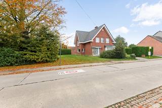 Perfect onderhouden viergevelwoning op een mooi perceel van 1.228 m², op zoek naar haar nieuwe eigenaar.In deze woning werd steeds met veel zorg en...