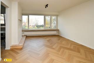 <p><span>Welkom in dit moderne appartement gelegen in Borgerhout, een wijk met veel karakter en levendige activiteiten. Dit fraai ingerichte 2-slaapkamer appartement biedt een ideale combinatie van comfort en stijl, perfect voor starters of kleine gezinnen.</span></p><p><span> </span></p><p><span>Met een totale bewoonbare oppervlakte van 82 vierkante meter is dit pand doordacht ingedeeld om maximaal gebruik van ruimte te bieden. Het appartement beschikt over twee ruime slaapkamers, waarvan één voorzien van een groot raam dat volop natuurlicht binnenlaat en uitkijk geeft op de groene omgeving van de buurt. De slaapkamers zijn beide voorzien van praktische opbergoplossingen in de vorm van ingebouwde kasten.</span></p><p><span> </span></p><p><span>Het hart van het appartement is de moderne open woonkamer met aangrenzende keuken. Deze ruimte kenmerkt zich door grote ramen die veel natuurlicht toelaten en een aangenaam uitzicht op het groene oase bieden. De woonkamer beschikt over vernieuwde vloer die warmte en elegantie uitstralen. De hedendaagse keuken is compact maar volledig functioneel, uitgerust met moderne apparatuur en voldoende werkblad.</span></p><p><span> </span></p><p><span>De badkamer is recent gerenoveerd met grijze tegels en voorzien van een moderne douche met glazen wand, een stijlvol wastafelmeubel met gouden details en alle nodige sanitair. Deze badkamer ademt luxe en praktische comfort.</span></p><p><span> </span></p><p><span>Het appartement ligt in een rustige en goed bereikbare locatie in Borgerhout. De ligging biedt uitstekende verbindingen naar het centrum en andere wijken. De omgeving beschikt over volop winkels, restaurants en recreatieve mogelijkheden.</span></p><p><span> </span></p><p><span>Dit is een unieke kans om een modern en goed onderhouden appartement in het hart van Borgerhout te bezitten. De combinatie van moderne faciliteiten, praktische indeling en aantrekkelijke ligging maakt dit pand een excellente keuze voor wie op zoek is naar kwaliteit en leefgenot.</span></p>