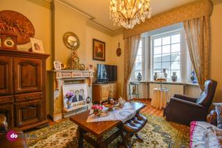 <p><span>Te renoveren woning met polyvalente ruimte op toplocatie in Zemst</span></p><p><span> </span></p><p><span>Deze goed onderhouden woning, gelegen op een uitstekende locatie in Zemst, bied tal van mogelijkheden voor wie op zoek is naar een renovatieproject met potentieel. Met een ruime atelierruimte, meerdere garages, een brede oprit en een aanpalende weide vormt deze woning de ideale basis om volledig naar eigen smaak en wens in de richten. </span></p><p><span> </span></p><p><span>Via de inkomhal, met toegang tot de kelder, kom je in de leefruimte met zit- &amp; eetgedeelte. Aansluitend kan je de praktische keuken en de badkamer terugvinden. Naast het hoofdgebouw bevindt zich een zeer ruim bijgebouw dat perfect kan ingericht worden als extra leefruimte, met bijkomende slaapkamers of als atelier/praktijkruimte. Tal van mogelijkheden dus! </span></p><p><span> </span></p><p><span>Op de eerste verdieping bevinden zich 2 volwaardige slaapkamers. De tweede verdieping beschikt over een ruime zolderkamer die kan ingericht worden als extra slaapkamer of hobbyruimte.</span></p><p><span> </span></p><p><span>Een absolute troef is de tuin met aangrenzende weide, ideaal voor wie graag buiten vertoeft of dieren wil houden.</span></p><p><span> </span></p><p><span>Dankzij de gunstige ligging en de vele renovatiemogelijkheden is dit een uitstekende opportuniteit voor wie op zoek is naar een interessant project met veel toekomstperspectief.</span></p><p><span> </span></p><p><span>Is dit waar je op zoek naar bent? Plan dan zeker een bezoek in voor deze woning en ontdek zelf de mogelijkheden!</span></p><p><span> </span></p><p><span>015 20 36 00 - info@domoxim.be</span></p><p><span> </span></p><p><span>domoXim. Waar dromen thuis komen!</span></p><p><span> </span></p><p><span>Benieuwd naar de waarde van je </span><span>eigen</span><span> woning? Wij geven je graag advies.</span></p><p><span> </span></p><p><span>Dit pand is onderworpen aan de renovatieverplichting van de Vlaamse overheid voor residentiële gebouwen (behoudens bij sloop binnen 6 jaar na de aankoop). Consulteer voor meer informatie de website van het Vlaams Energie- en Klimaatagentschap via https://www.vlaanderen.be/een-huis-of-appartement-kopen/renovatieverplichting-voor-residentiele-gebouwen</span></p>