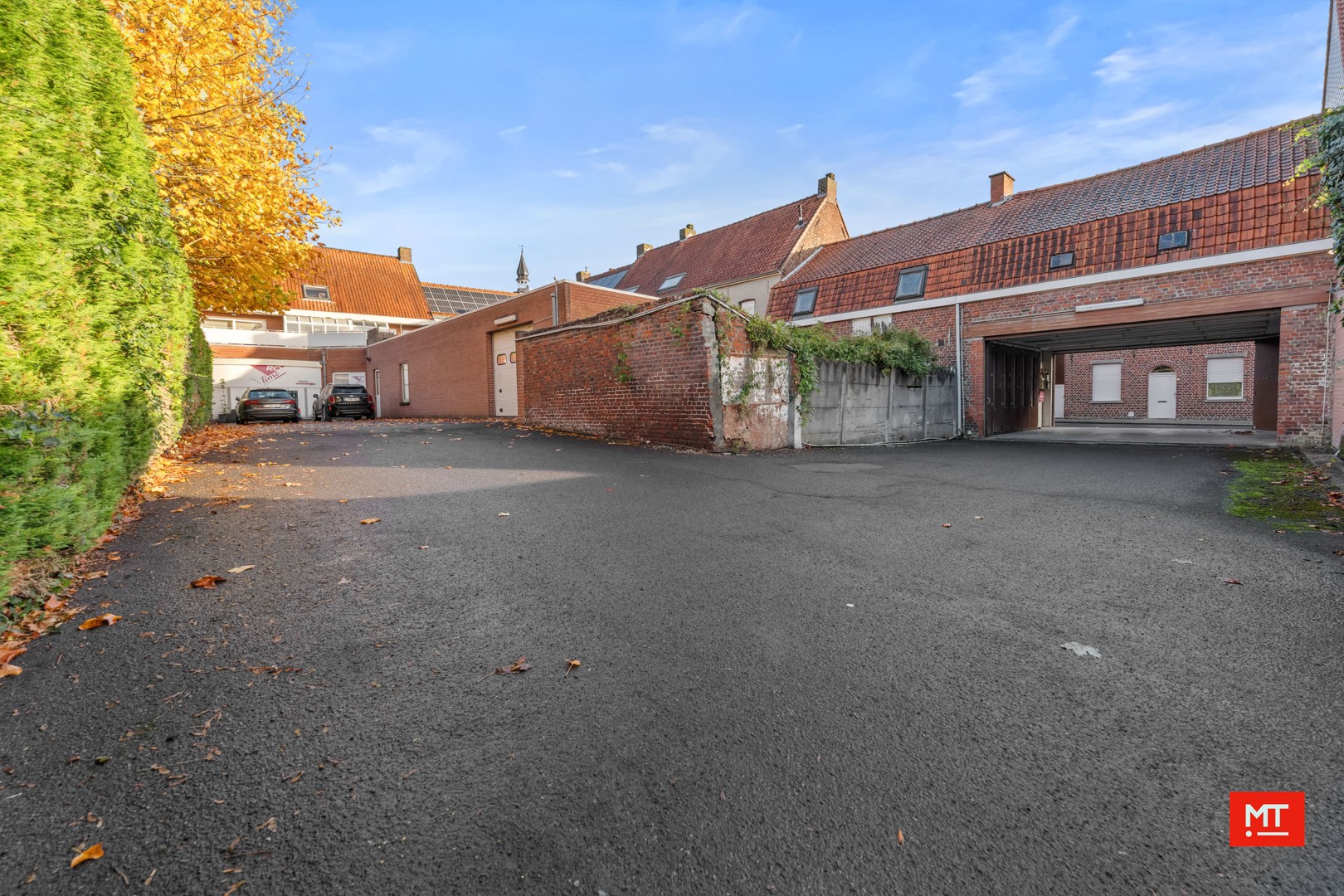 Bijzonder ruim gebouw met tal van mogelijkheden en uitweg, te koop in de dorpskern van Dadizele - foto 2