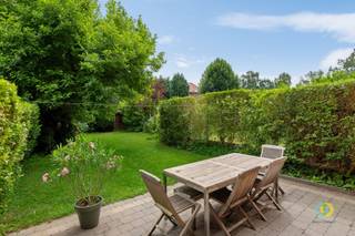 <p><span>Gelegen in Koningslo, in een rustige en groene woonomgeving nabij winkels, openbaar vervoer en de belangrijkste invalswegen naar Brussel, bevindt zich deze uitstekend onderhouden bel-etagewoning. De woning werd in de jaren 2000 gerenoveerd en sindsdien met de grootste zorg onderhouden, waardoor ze vandaag volledig instapklaar is. Op het gelijkvloers bevinden zich een garage, een ruime wasplaats/berging, een gastentoilet en toegang tot de verzorgde, diepe tuin met aangelegd terras en tuinhuis. De eerste verdieping omvat een volledig ingerichte keuken en een lichtrijke leefruimte met grote raampartijen voor- en achteraan. Het parket en de schouw zorgen voor een warme en sfeervolle uitstraling, terwijl de ruimte plaats biedt voor een zit- en eetplaats en een gezellige lees- of bureauhoek. De tweede verdieping telt twee volwaardige slaapkamers (ca. 14 m²), een derde kamer die ideaal is als bureau, kinder- of logeerkamer, en een verzorgde badkamer met wastafel, toilet en ligbad met douchefunctie. Extra troeven zijn de bergzolder, de ruime berging, een oprit die zorgt voor extra parkeerplaats en de rustige, kindvriendelijke ligging met een speelplein op wandelafstand. Bovendien beschikt de woning over een gunstig EPC-label C. Een ideale gezinswoning op een gegeerde ligging.</span><span> </span></p>