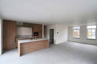 <strong>INDELING</strong><br /><strong>GELIJKVLOERS</strong><br />Inkomhal met ruimte voor vestairekast. Toiletruimte met handenwasser. <br />Ruime en lichtrijke woonkamer met ruimte voor bureau en trap naar de 1ste verdieping. <br />Keuken met keukeneiland, voorzien van volgende toestellen: inductie kookplaat, afzuigkap, combi-oven, koelkast en vaatwasmachine.<br />Achterinkom/wasplaats met uitgietbak en plaats voor de wasmachine en droogkast.<br /><br /><strong>EERSTE VERDIEPING</strong><br />Overloop met vaste trap naar de zolderverdieping.<br />Toiletruimte. Badkamer voorzien van dubbel badkamermeubel, ligbad en ruime inloopdouche.<br />3 ruime slaapkamers waarvan 2 met ruimte voor ingemaakte kasten.<br /><br /><strong>ZOLDERVERDIEPING</strong><br />Ruime zolder op chape, dewelke naar eigen wensen verder af te werken/in te richten is, voorzien van condensatieketel voor de vloerverwarming en warmwaterbereiding EN ventilatiesysteem type D.<br /><br />ER IS NOG KEUZE IN AFWERKING (BV. VLOEREN, KEUKEN, BADKAMER) VOOR DE SNELLE BESLISSERS!!!<br /><br /><strong>POSITIEVE ASPECTEN<br /></strong>Rustige ligging in eenrichtingsstraat in centrum Wortel<br />Nieuwbouwwoning met hoogwaardige afwerking ((oplevering voorjaar 2027)<br />Polyvalente zolderverdieping<br />Op fietsafstand van centrum Hoogstraten (winkels, horeca, scholen,...)<br />Energiezuinige woning (E-peil: 18)<br />Geen Wet-Breyne (dus geen voorschotten en pas betalen bij oplevering)<br /><br /><em>Het project wordt gerealiseerd door LUDO VAN CALSTER BV.<br />De weergegeven beelden dienen uitsluitend ter illustratie en inleving. Deze foto's geven geen exacte weergave en zijn van het gelijkaardige naastgelegen project.</em>