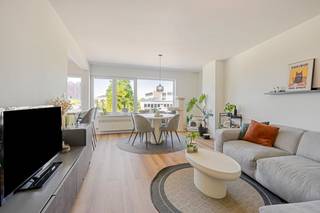 Gelegen op de tweede verdieping van een verzorgd gebouw met slechts 6 eenheden, geniet u hier van een kleinschalige en rustige sfeer.Het...