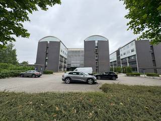 <p>In de gerenoveerde vierkantshoeve van het Axxes Business Center vind je een unieke werkplek waar professioneel werken hand in hand gaat met een huiselijke en ontspannen sfeer. De gezellige binnenkoer en groene, parkachtige tuin zorgen voor een aangename werkomgeving, ideaal voor wie graag efficiënt werkt in een rustgevende setting.</p>
<p>De kantoren zijn volledig gemeubileerd en operationeel, en beschikbaar vanaf 12 m² tot 198 m². Dankzij het all-in concept zijn onder meer internet, EGW-verbruik, schoonmaak, gemeenschappelijke lasten, gebruik van vergaderzalen en toegang tot een koffiebar inbegrepen in de maandprijs.</p>
<p>Je kan hier terecht voor een flexibele huurformule, of het nu gaat om een korte of langere periode. Daarnaast biedt de site ook privéparkeerplaatsen, een veilige fietsenstalling en 58 laadpunten voor elektrische voertuigen.</p>
<p>Axxes Business Center is de ideale oplossing voor wie op zoek is naar een praktische én inspirerende werklocatie vlakbij de R4 en E40.</p>