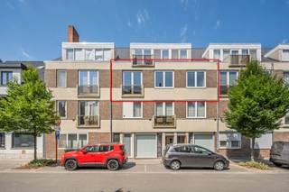Instapklaar drieslaapkamer appartement, op wandelafstand van het centrum, scholen, winkels, Jessa ziekenhuis en andere faciliteiten. Bewoonbare oppervlakte: 117m² + balkon (volgens epc attest d.d. 15/01/2026).<br /><br />INDELING: Inkomhal met apart toilet; Ruime en lichtrijke woon- en eetkamer met annex de geïnstalleerde, gerenoveerde keuken; Nachthal met toegang tot 3 slaapkamers en de gerenoveerde badkamer voorzien van dubbele lavabo en inloopdouche. CV op aardgas (gemeenschappelijk). <br /><br />Maandelijkse provisie gemeenschappelijke last + verwarming: € 150 euro/maand.<br />E-Label: B.<br /><br />Voor meer info of een bezichtiging, bel Dario op 0472/09.27.56 of 011 22 19 17. Bekijkt u deze advertentie via een aanverwante vastgoedsite, surf dan naar onze website www.limburgsvastgoed.be voor een uitgebreide beschrijving en foto's.
