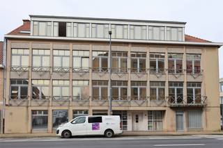 Dit gebouw bestaat uit 3 verdiepingen met serviceflats (18 flats).<br />Op het gelijkvloers bevindt zich er een ruime eetzaal met aansluitend een ruime keuken.<br />De serviceflats bevinden zich op verdieping 1 tot 3.<br />Het gebouw is voorzien van alle nodige faciliteiten om de uitbating verder te zetten.<br />Er is momenteel geen bewoning in het gebouw, de serviceflats staan leeg.<br /><br />Wenst u dit interessant gebouw te bezichtigen, neem dan contact op via telefoon op 0495/50.69.20 of via e-mail naar nicolas@jolieinvest.be<br />