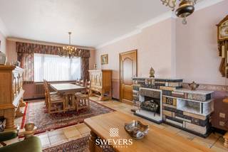 Voor meer info en foto’s, surf naar www.swevers.be – ontdek deze halfopen woning aan de Cartuyvelsstraat 1A in Linter, een ruim renovatieproject met tal van mogelijkheden. De woning, gebouwd in 1963, beschikt over een bewoonbare oppervlakte van 178 m² en biedt een sterke basis om volledig naar eigen smaak te moderniseren. De veranda werd vernieuwd in 1995, de badkamer en het aparte toilet in 2020. Authentieke eiken binnendeuren op het gelijkvloers zorgen voor extra charme. De indeling omvat een ruime en lichtrijke living van 41 m², een eetkamer, functionele keuken, veranda en een aparte bureauruimte, ideaal voor thuiswerk of hobby’s. Op de verdieping bevinden zich vier volwaardige slaapkamers en een vernieuwde badkamer. Daarnaast beschikt de woning over een ruime kelder van 44,85 m², een zolder van ca. 80 m² en een inpandige garage met extra staanplaats buiten. Het perceel van 5 are 88 centiare is noordoost georiënteerd en biedt voldoende ruimte voor een terras, tuin of speelzone. Rolluiken verhogen het comfort. Voor meer informatie, bel 012 699 900. Bron bewoonbare oppervlakte: EPC – verslag. Dit pand is onderworpen aan de renovatieverplichting van de Vlaamse overheid voor residentiële gebouwen (behoudens bij sloop binnen 5 jaar na de aankoop). Consulteer voor meer informatie de website van het Vlaams Energie- en Klimaatagentschap via https://www.vlaanderen.be/een-huis-of-appartement-kopen/renovatieverplichting-voor-residentiele-gebouwen.