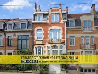 <span><span><strong>1ste bezoekdag zaterdag 20 juni! Inschrijven kan via www.nobels.be onder referentienummer 4384805.</strong></span></span><br /><br /><strong>PRACHTIGE HERENWONING BOORDEVOL GRANDEUR</strong>, marmeren accenten en een <strong>SFEERVOLLE STADSTUIN</strong> in Sint-Agatha-Berchem, met vlotte verbinding naar de <strong>EUROPESE WIJK</strong>. Deze statige woning uit <strong>1932</strong> charmeert met haar indrukwekkende inkomhal in <strong>CARRARAMARMER</strong> en <strong>ROYALE LEEFRUIMTES</strong> waaronder salon, zithoek, eetplaats en keuken. De <strong>MARMEREN DRAAITRAP</strong> leidt naar een elegante verdieping met bureauhoek, een <strong>RIANTE MASTER BEDROOM MET DRESSING EN LUXUEUS AFGEWERKTE ENSUITE BADKAMER</strong>. Op de tweede verdieping bevindT zich een doorloopdressing en <strong>TWEE RUIME SLAAPKAMERS, ELK MET EIGEN DOUCHEHOEK</strong>. Ook het <strong>ZOLDERNIVEAU BIEDT UITBREIDINGSMOGELIJKHEDEN</strong>. De <strong>SOUS-TERRAIN</strong> omvat een <strong>DIEPE, INPANDIGE GARAGE</strong>, technische ruimte, <strong>WIJNKELDER</strong>, berging en wasplaats. De aangename stadstuin vormt een <strong>GROENE COCON VAN RUST</strong>. Dankzij de <strong>DIRECTE BUS- EN TRAMVERBINDING NAAR HET CENTRUM</strong> en de vlotte bereikbaarheid van de <strong>EUROPESE INSTELLINGEN EN INTERNATIONALE KANTOREN</strong>, is dit een uitgelezen kans voor wie <strong>PRESTIGE, RUIMTE EN LIGGING</strong> wil combineren in een <strong>ELEGANTE STEDELIJKE SETTING</strong>.<br /> <br />Adres: Koning Albertlaan 110 te Sint-Agatha-Berchem