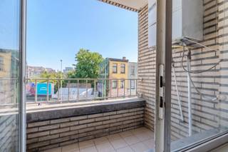 <p>Strategisch gelegen aan de Stenenbrug in Borgerhout bevindt zich dit ruime appartement van ca. 85 m² op de eerste verdieping. Het appartement beschikt bovendien over twee terrassen en biedt dankzij de ruime indeling en renovatiemogelijkheden tal van mogelijkheden om er een hedendaagse en aangename woonst van te maken.<br />De centrale ligging nabij de Singel, de Antwerpse Ring, de Turnhoutsebaan en het openbaar vervoer zorgt voor een uitstekende bereikbaarheid. Ook het Rivierenhof bevindt zich op wandelafstand.</p><p>Indeling:<br />appartement van ca. 90 m² met 2 terrassen.<br />Het appartement is te renoveren en biedt de mogelijkheid om volledig naar eigen smaak en volgens hedendaagse normen te worden afgewerkt.</p><p>Troeven:<br />Ca. 85 m² woonoppervlakte.<br />2 terrassen.<br />Solide betonnen constructie.<br />Centrale ligging in Borgerhout.<br />Uitstekende verbinding via de Singel en de Antwerpse Ring.<br />Vlotte bereikbaarheid met het openbaar vervoer.<br />Op wandelafstand van het Rivierenhof.<br />Gelegen nabij de levendige Turnhoutsebaan, met winkels, horeca en dagelijkse voorzieningen.<br />Interessant renovatiepotentieel.<br />Een interessante opportuniteit voor wie op zoek is naar een ruim appartement met buitenruimte en renovatiemogelijkheden op een centrale en goed bereikbare locatie in Borgerhout.</p><p>Interesse? Neem gerust contact op voor meer informatie of een bezichtiging: info@markasa.be of 03/827.72.92</p>