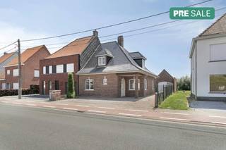 Deze degelijk gebouwde en zeer goed onderhouden woning bevindt zich op een ruim perceel van 1.084 m² en combineert een centrale ligging met een prachtig landelijk verzicht. Hier geniet u dagelijks van de rust, terwijl winkels, scholen en verbindingswegen zich op korte afstand bevinden.De woning beschikt over een praktische indeling met op het gelijkvloers een slaapkamer en een badkamer, ideaal voor wie gelijkvloers wil wonen of extra comfort wenst. Op de verdieping bevinden zich nog twee ruime slaapkamers en een tweede badkamer, waardoor de woning perfect geschikt is voor gezinnen of wie op zoek is naar extra ruimte.Buiten geniet u van een ruime tuin met een open uitzicht over de omliggende velden. Daarnaast beschikt de eigendom over een vrijstaande garage en voldoende parkeergelegenheid op eigen terreinTroeven van deze woning:Halfopen bebouwing op een perceel van 1.084 m²Op te frissen, maar zeer goed onderhouden3 slaapkamers2 badkamersSlaapkamer en badkamer op het gelijkvloersVrijstaande garageCentrale liggingPrachtig landelijk verzichtRuime tuin met tal van mogelijkhedenDit pand is onderworpen aan de renovatieverplichting van de Vlaamse overheid voor residentiële gebouwen (behoudens bij sloop binnen 5 jaar na de aankoop). Consulteer voor meer informatie de website van het Vlaams Energie- en Klimaatagentschap via https://www.vlaanderen.be/een-woning-kopen/renovatieverplichting-voor-residentiele-gebouwenBestuursmaatregelen in het maatregelenregister: nee