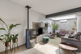 Te koop: ruime halfopen woning in de Vredestraat, centraal gelegen in Waregem, op korte afstand van het administratief centrum en...