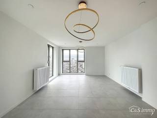 Luxury new-construction apartment on the 20th floor with a 270-degree view of Antwerp, Park Spoor Noord, the Eilandje, and the docks. The bright living area (approx. 26 m²) with open kitchen (approx. 6 m²) is equipped with a ceramic cooktop, range hood, refrigerator with freezer compartment, combination oven, and dishwasher—all appliances are Whirlpool. The kitchen opens onto the terrace (approx. 6 m²). You’ll enjoy southeast-facing sunlight throughout the apartment. 2 bedrooms (approx. 14–9 m²). The bathroom (approx. 5 m²) features a double vanity, a radiator, and a walk-in shower. Separate toilet. Storage room (approx. 3 m²) with connections for a washing machine and dryer. Shared rooftop garden on the 23rd floor of the building. Private meters. Private basement storage. Shared bicycle storage. Package locker provided. Underground parking space available for purchase at 35,000 euros.
