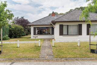 <strong>Charmante bungalow op rustige ligging.</strong><br /><br />Instelprijs € 480.000<br /><br />Bezoekmomenten op afspraak: donderdag 2/07 & vrijdag 3/07 van 16H00 - 19H00 <br />De verkoop verloopt via bezoekmomenten en een biedingsprocedure.<br />Schriftelijke biedingen vanaf € 480.000 kunnen worden ingediend tot en met de aangekondigde biedingsdeadline. De eigenaar is niet verplicht het hoogste of enig bod te aanvaarden.<br />Wenst u deel te nemen aan één van de bezoekmomenten? Contacteer ons om uw afspraak vast te leggen.<br /><br />Deze charmante bungalow is gelegen in een rustige en groene woonomgeving in Sint-Denijs-Westrem en combineert een aangename wonen met een uitstekende bereikbaarheid. Dankzij de nabijheid van Gent, belangrijke invalswegen en autosnelwegen geniet u dagelijks van een vlotte verbinding naar het stadscentrum, omliggende gemeenten en diverse voorzieningen.<br />De woning bevindt zich op een perceel van 605 m² en beschikt over een bewoonbare oppervlakte van 171 m². De indeling omvat een inkomhal met vestiaire, gastentoilet, lichtrijke leefruimte en salon, keuken, drie slaapkamers, badkamer en een praktische wasplaats/berging. Daarnaast beschikt de woning over een garage en een aangename tuin waar u in alle rust kunt genieten van de groene omgeving.<br />Bent u op zoek naar een woning met potentieel op een gegeerde locatie? Dan biedt deze bungalow de ideale basis voor het realiseren van uw toekomstige thuis.