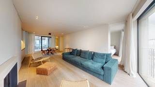 Volledig gemeubeld, luxueus afgewerkt appartement met terras op toplocatie aan de Schelde<br /><br />Op een absolute topligging nabij de Schelde bevindt zich dit instapklare en stijlvol afgewerkte appartement, waar comfort en elegantie hand in hand gaan. Het appartement wordt volledig gemeubeld aangeboden en is ingericht met hoogwaardige meubelstukken die perfect aansluiten bij de verfijnde afwerking en het tijdloze interieur.<br /><br />Bij het binnenkomen wordt u verwelkomd in een ruime, lichtrijke leefruimte met sfeervolle gashaard en een open keuken, voorzien van alle moderne comfort. De keuken beschikt over kwaliteitsvolle inbouwtoestellen zoals een combi-oven, koelkast met vriesvak en vaatwasmachine.<br />Via grote raampartijen heeft u toegang tot een aangenaam terras dat ook bereikbaar is via de master bedroom. Beide slaapkamers beschikken over een eigen badkamer – waarvan één met douche en de andere met zowel een douche als een ligbad – wat zorgt voor extra privacy en comfort.<br /><br />Het volledige appartement is afgewerkt met oog voor detail: ingebouwde kasten, een elegante eiken parketvloer, terrazzo-elementen, inbouwspots en gordijnen. Alles is volledig geschilderd en tot in de puntjes afgewerkt – ultra-instapklaar.<br /><br />Optioneel is er een autostaanplaats te huur in de nabije omgeving aan €150 per maand.<br /><br />Een unieke woonkans voor wie op zoek is naar luxe, comfort en een zorgeloze instap op een toplocatie nabij het water.